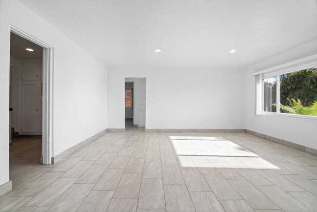 Building Photo - 608 N Rios Ave