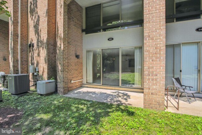 Building Photo - 650 15th St S