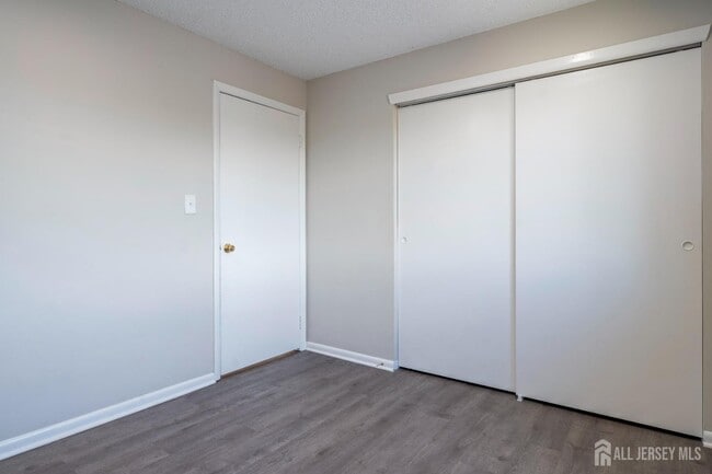 Building Photo - 607 Ravens Crest Dr