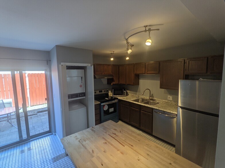 Kitchen 2 Washer/Dryer - 7525 Adams St