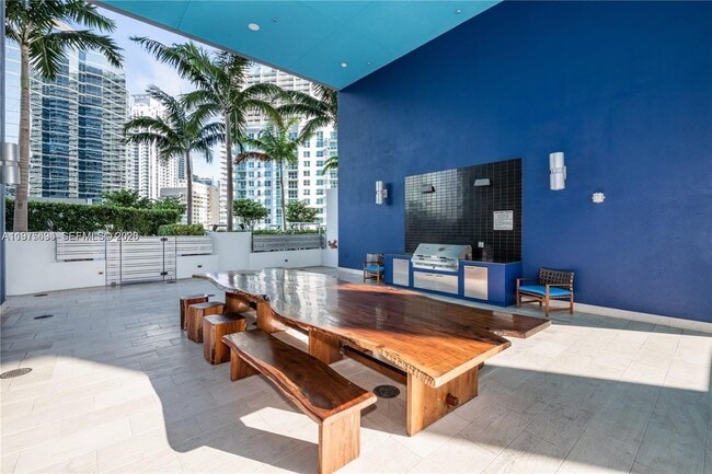 Building Photo - 1300 Brickell Bay Dr