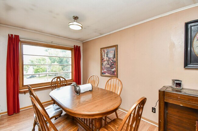 Building Photo - Spacious Central Sioux Falls Home with Ent...