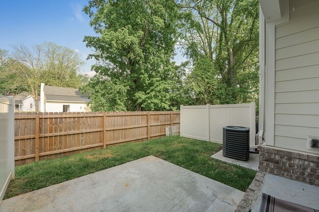 Building Photo - Lee Street B3