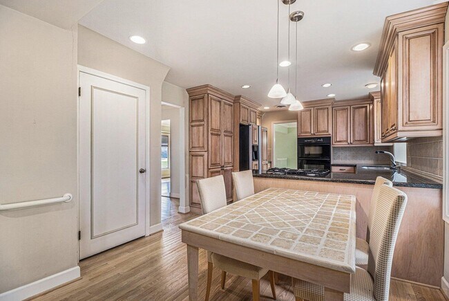 Building Photo - 6760 Orinoco Cir