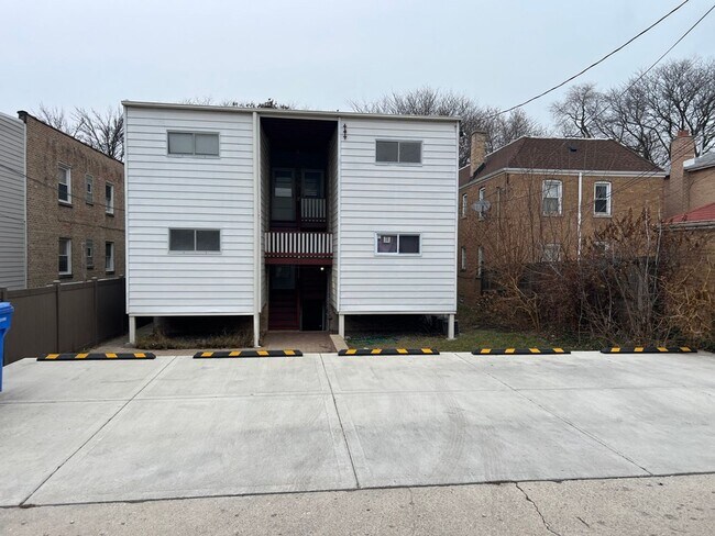Building Photo - Spacious 2 Bed, 1 Bath, Plus Den/Office in...
