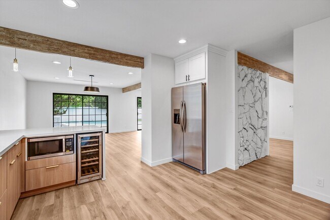 Building Photo - BEAUTIFULLY REMODELED, 5BD/4BA ENTERTAINER...