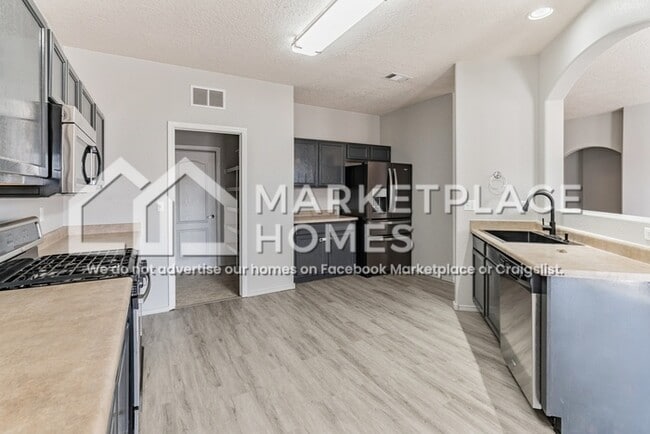 Building Photo - 620 Creekside Ave SW