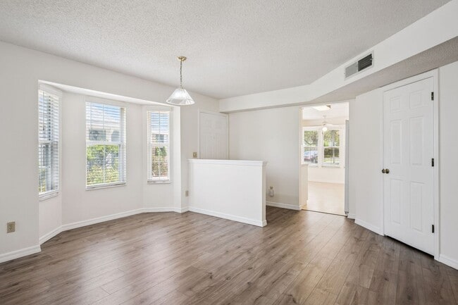 Building Photo - Ground Floor 2 Bed / 2 Bath with New Flooring