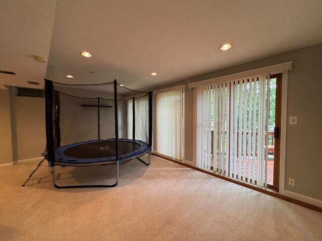 Building Photo - Fantastic 4 Bed 3.5 Bath Townhome With Sun...