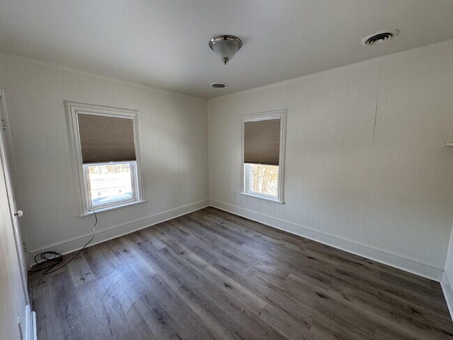 Building Photo - "Charming 3-Bed Home with Full Bath in Serene Spring Glen!"