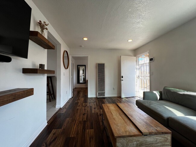 Building Photo - 1 Bedroom 1 Bath Remodeled House for Rent ...