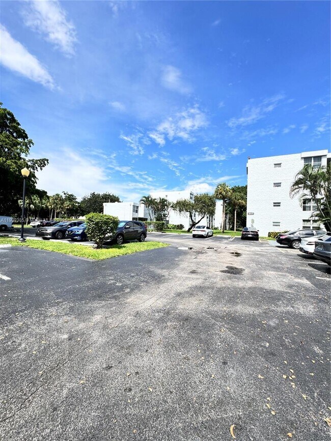 Building Photo - 9441 Evergreen Pl