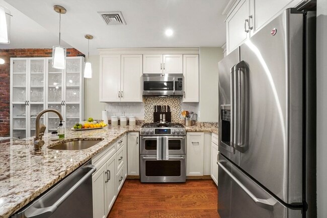 Building Photo - 16 Follen St