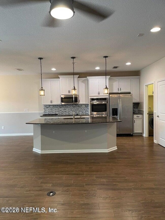 Building Photo - 81051 Leeside Ct
