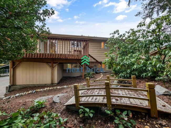 Building Photo - 6 Bed and 3 Bath Single Family Home Available Now!