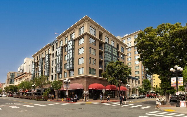 Building Photo - Modern 2 Bed/ 2 Bath Condo in the Heart of...