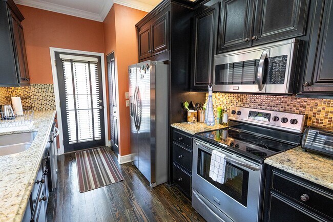 Building Photo - Cozy Midtown 3 Bed / 2 Bath Retreat!