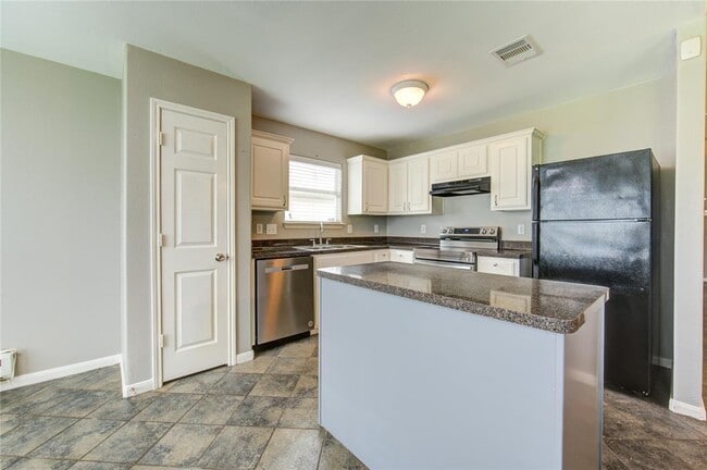 Building Photo - 6815 Dolan Bluff Ln