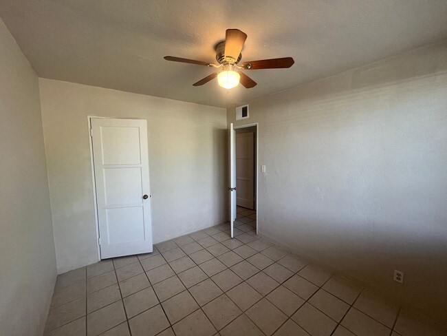 Building Photo - Comfortable & Cozy 2 Bedroom Townhome Walk...
