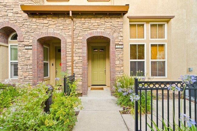 Building Photo - PRIVATE TOWNHOME NEAR DOWNTOWN STROLL TO E...