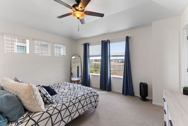 Building Photo - Beautiful 2 bedroom, 2.5 bath townhome in Mosaic