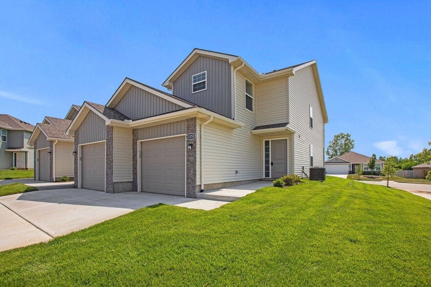 Primary Photo - Oak Woods Townhomes