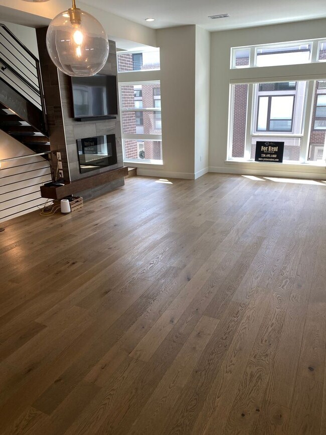 Building Photo - Gorgeous, Modern 3 Bedroom 4 Bathroom Townhouse Near Sloan's Lake