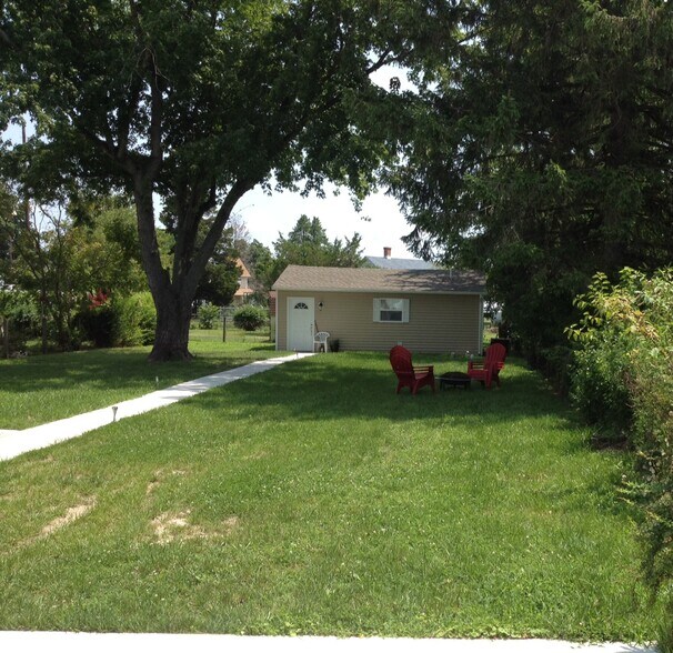 Tiny cottage! Private and peaceful! - 206 Harrington Avenue