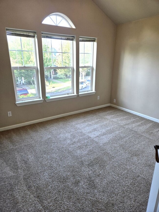 Building Photo - Tons of Space ! Walk to Park!  Newer 2017 ...