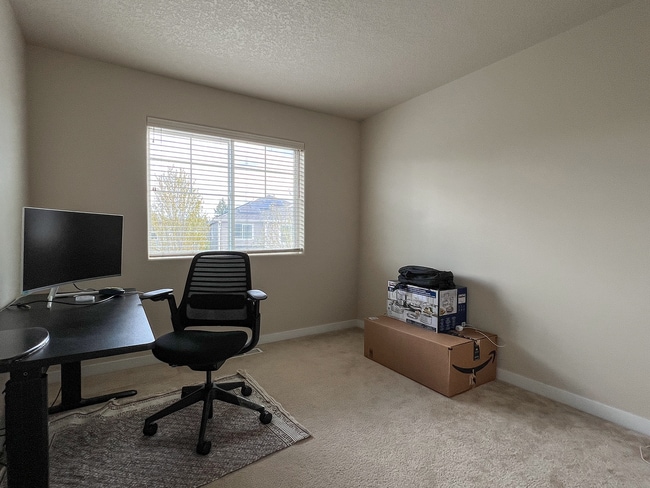 Building Photo - Enjoyable 4-Bed, 2.5-Bath Corner Lot Home in High-Tech Area!