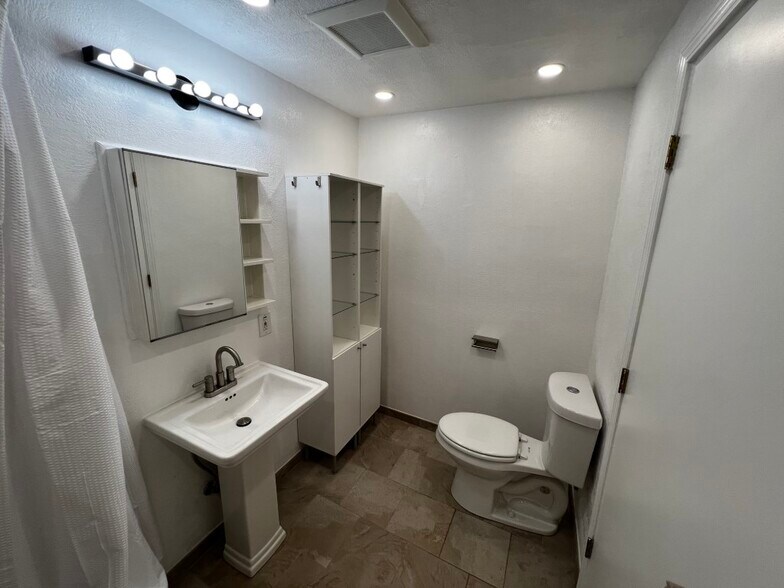 Building Photo - 610 Cliff Dr