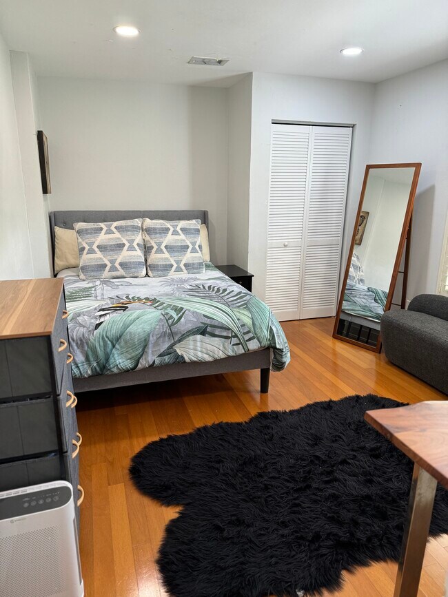 Building Photo - 8139 Las Palmas Way