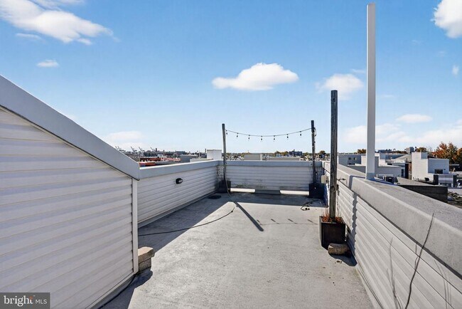 Building Photo - 419 Emily St