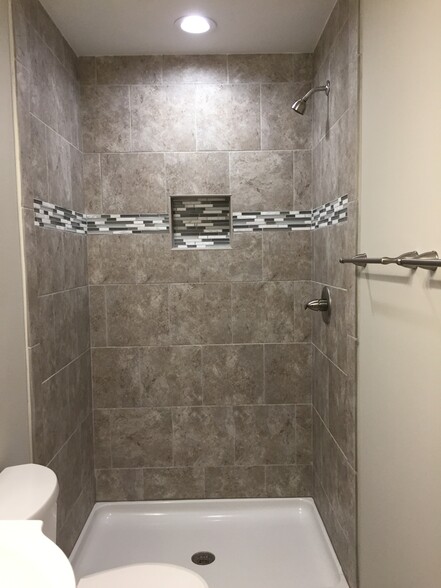 Master Bath - 204 22nd St