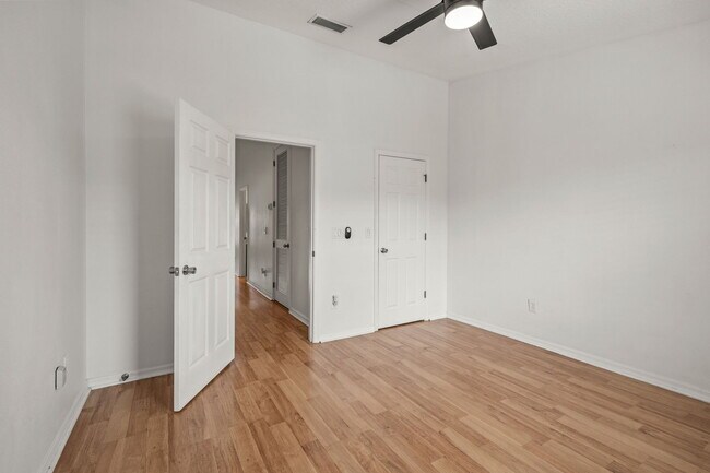 Building Photo - 9720 Carlsdale Dr