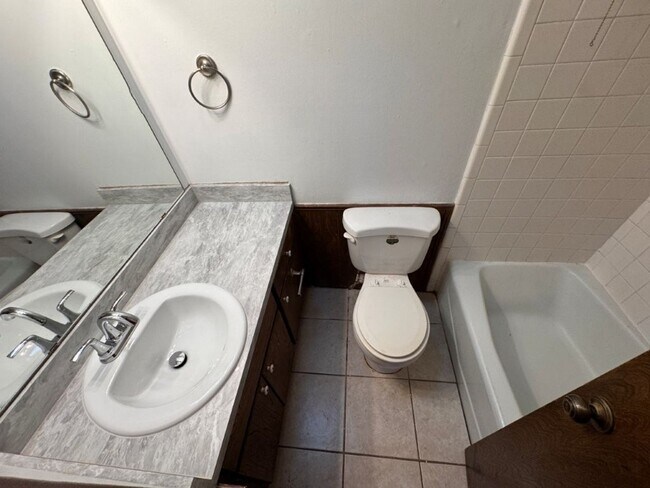 Building Photo - 2 bed, 1 and 1/2 baths with a 1 car garage and new countertops! cute duplex for rent near SW 89th...