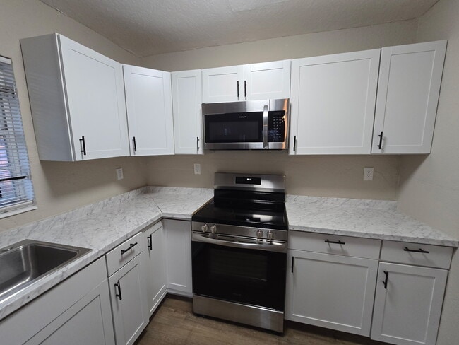 Building Photo - 1152 W 22nd St