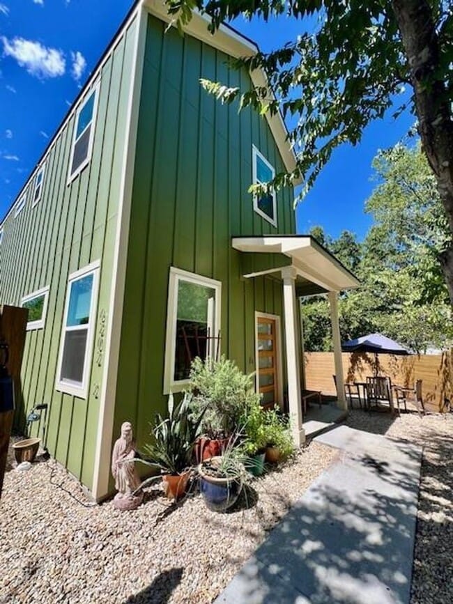 Primary Photo - PRE-LEASE - Heart of the City! 2 bedrooms,...