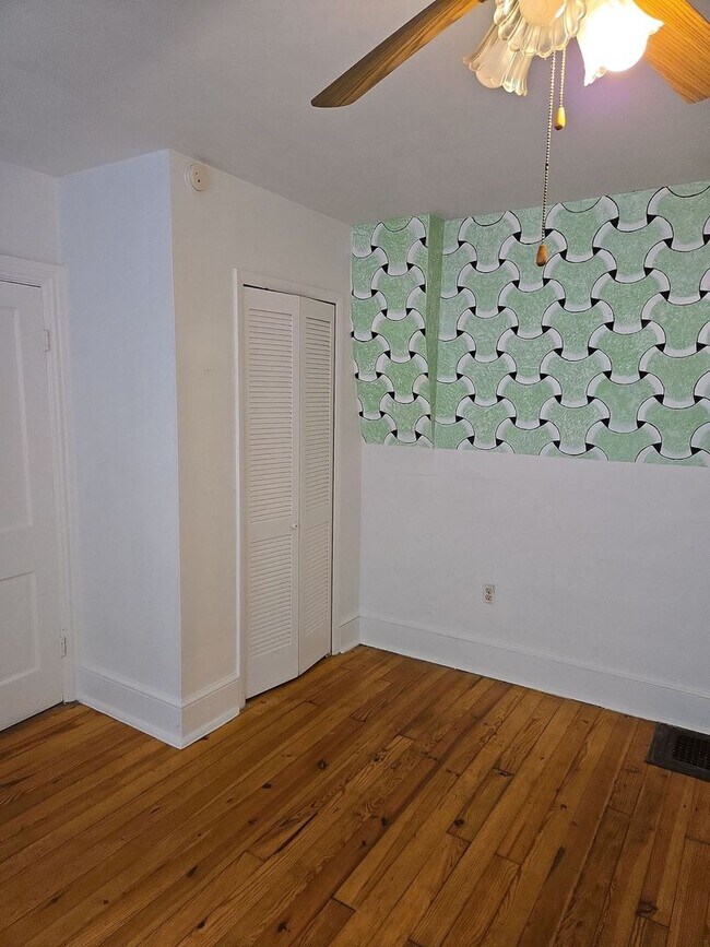 Building Photo - 552 E King St