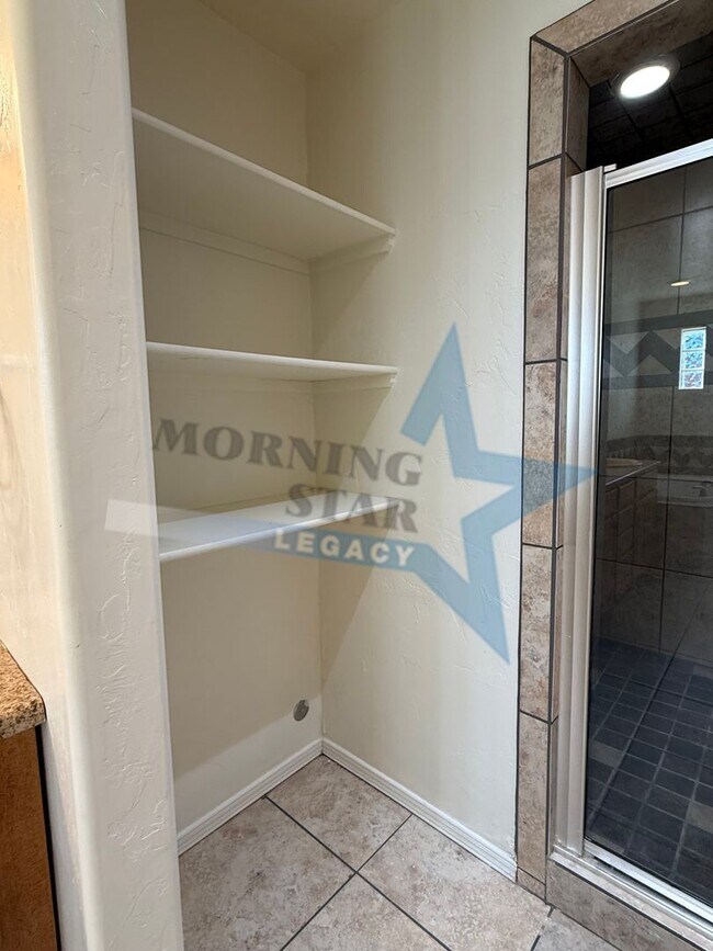 Building Photo - 4 bedroom, 4 bath house - Must see landscaping!