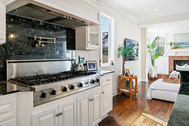 Building Photo - 328 9th St