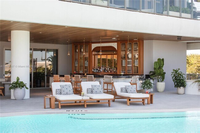 Building Photo - 2655 S Bayshore Dr