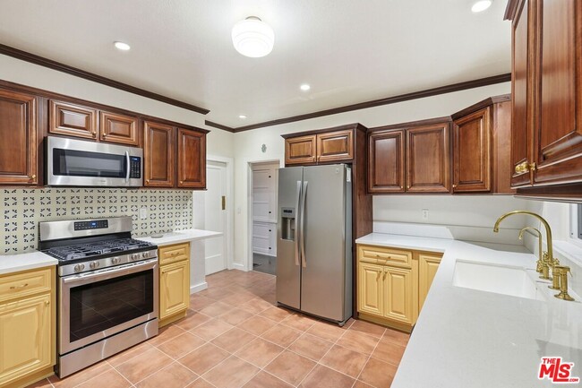 Building Photo - 1458 W 48th St