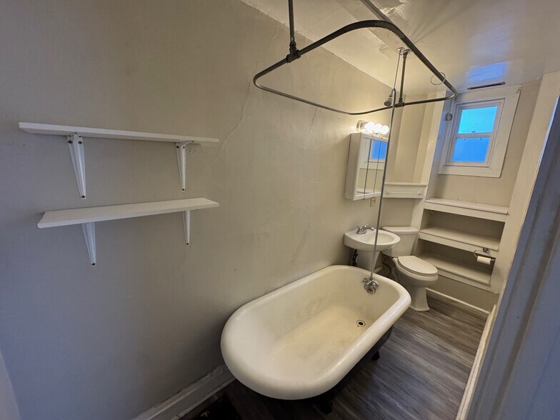 bathroom - 552 Bradley St