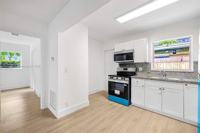 Building Photo - 2033 Dewey St