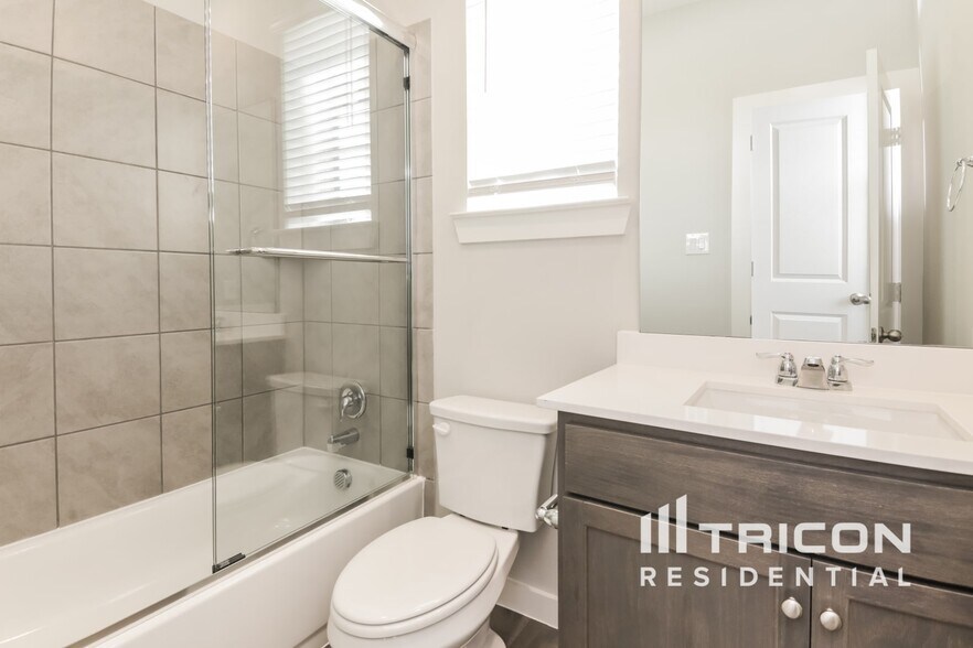 Building Photo - 2516 Finch Holw Dr