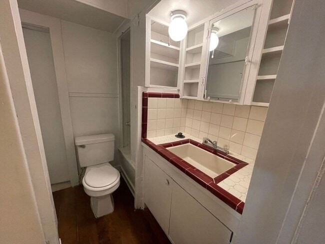 Building Photo - Cozy 1 Bedroom 1 Bath Downstairs Unit Read...