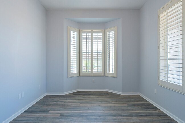 Building Photo - Gated Community!