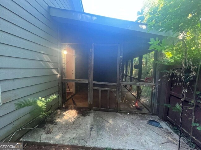 Building Photo - 160 Fair Oaks Dr