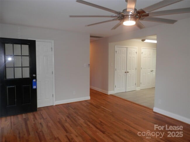 Building Photo - 1332 Edgewater Dr